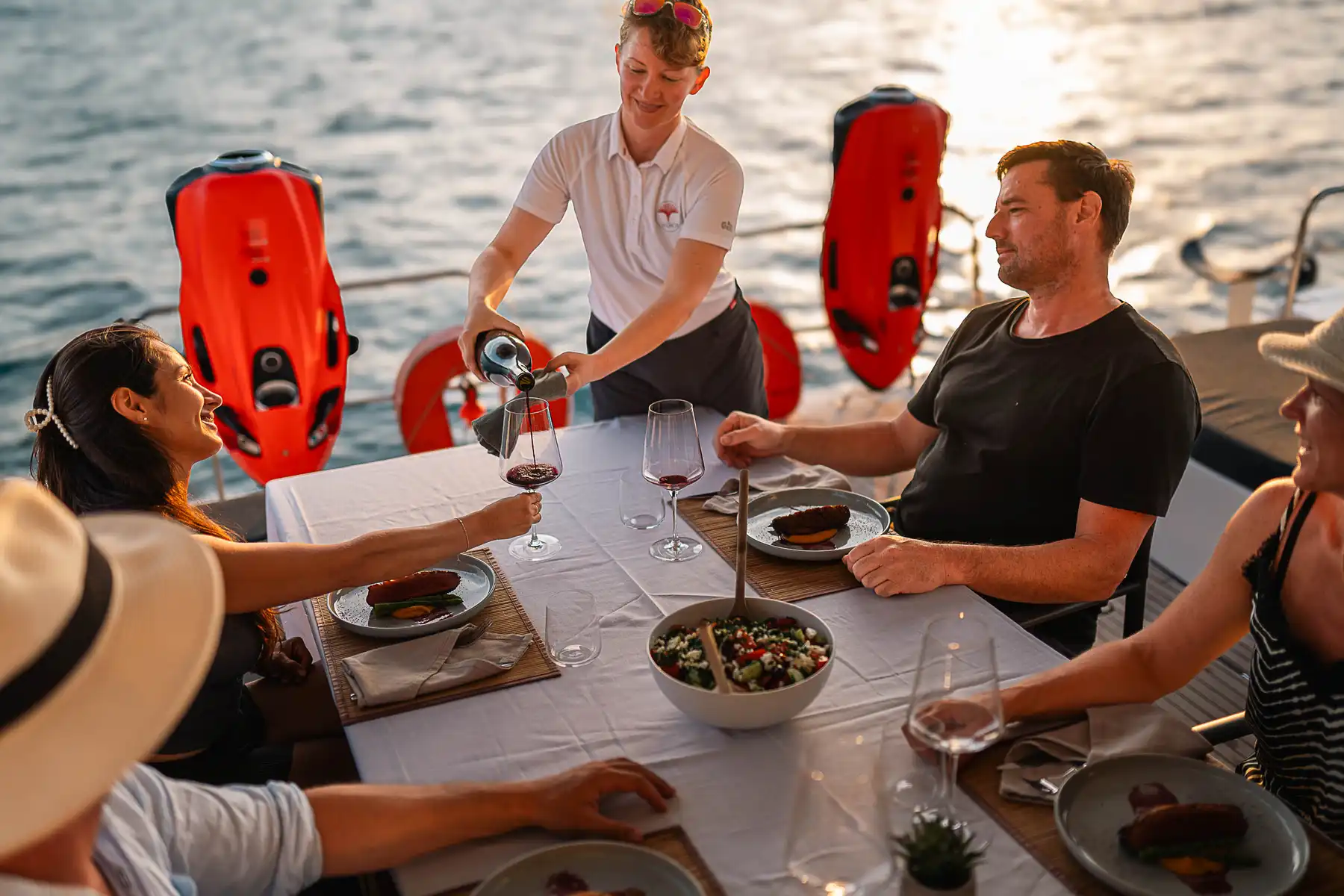 Beim gemeinsamen Abendessen den Sonnenuntergang genießen