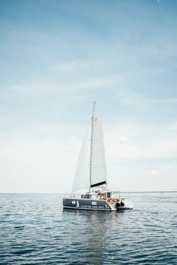 Skippertraining auf einem Katamaran - Manövrieren lernen