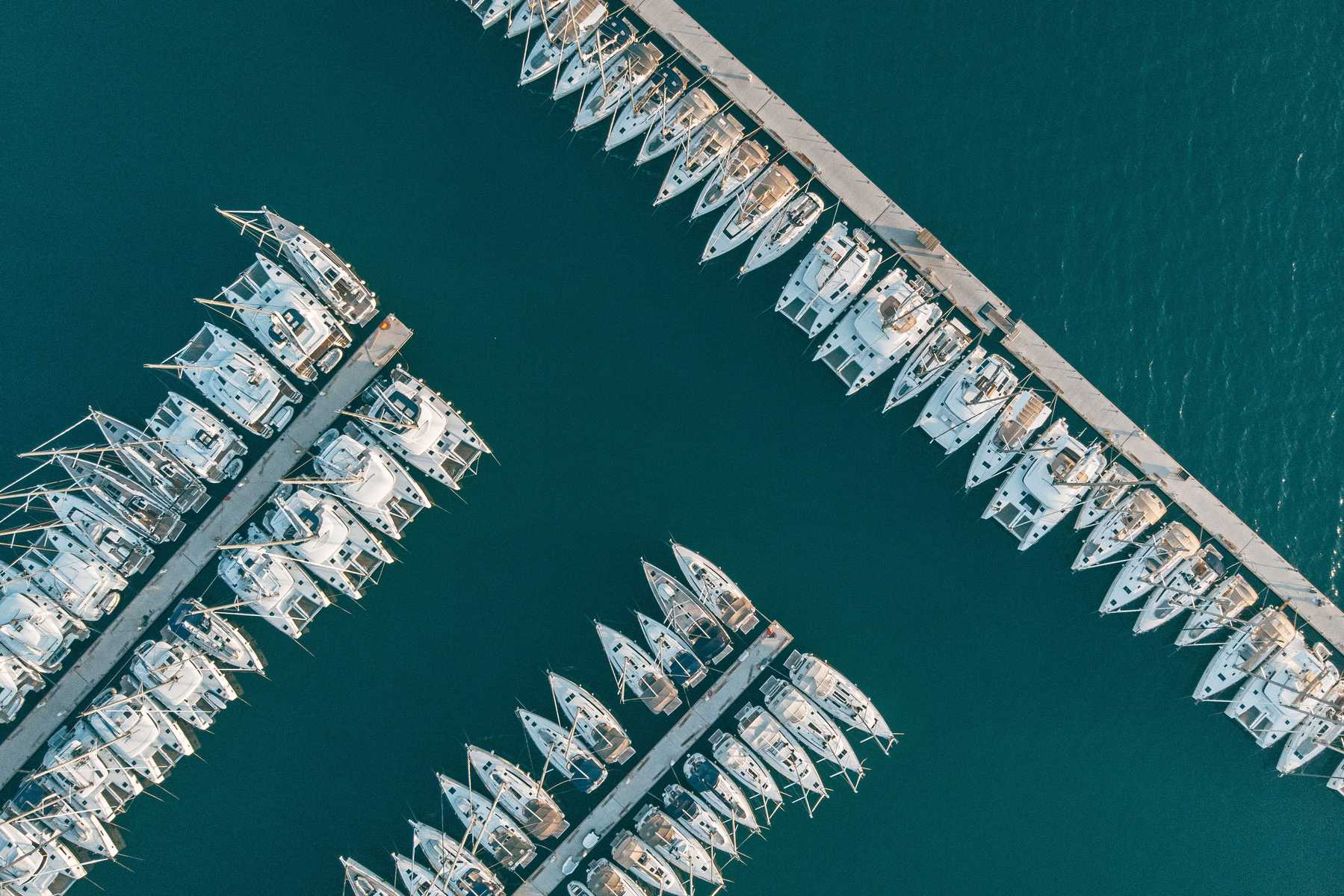 Boote über Boote im Yachthafen
