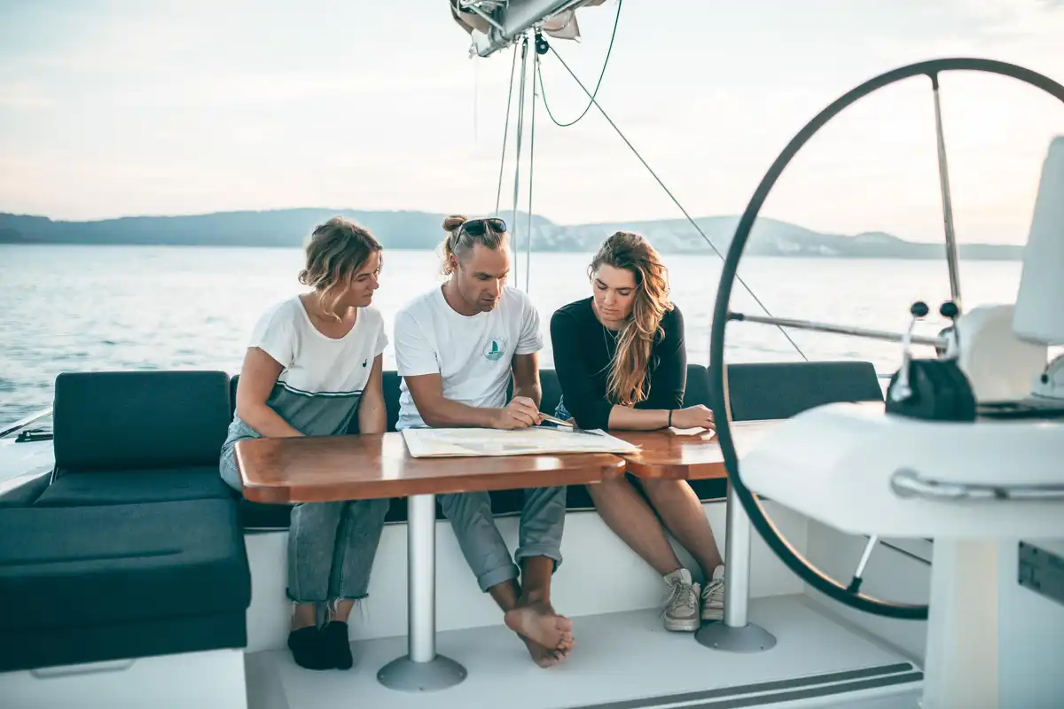 Viel Platz für die Törnplanung bietet die Fly des gen Lagoon 52