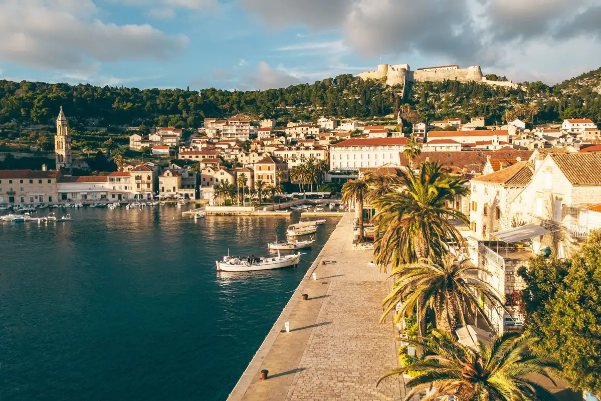 Die Promenade von Hvar vor der Festung