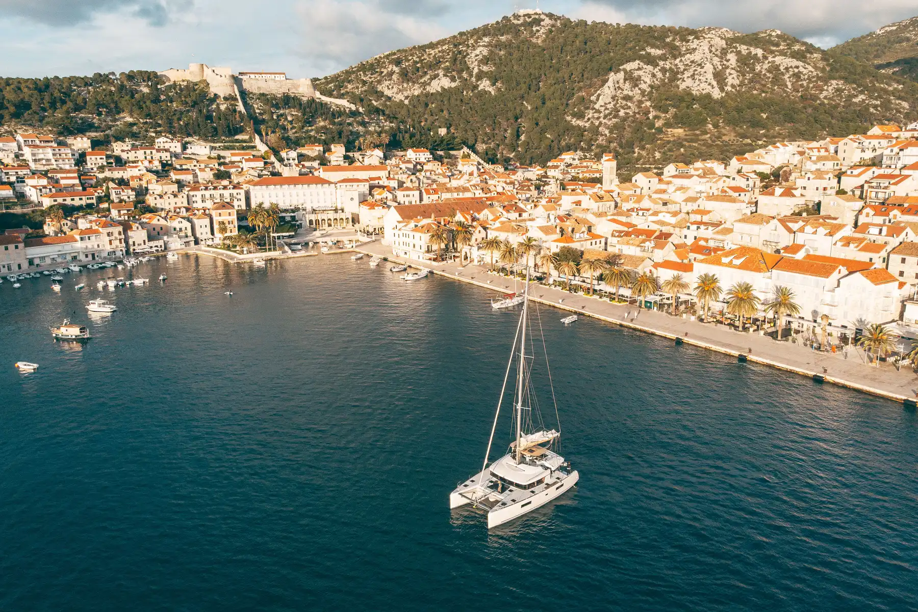 Lagoon 52 vor traumhafter kroatischer Kulisse
