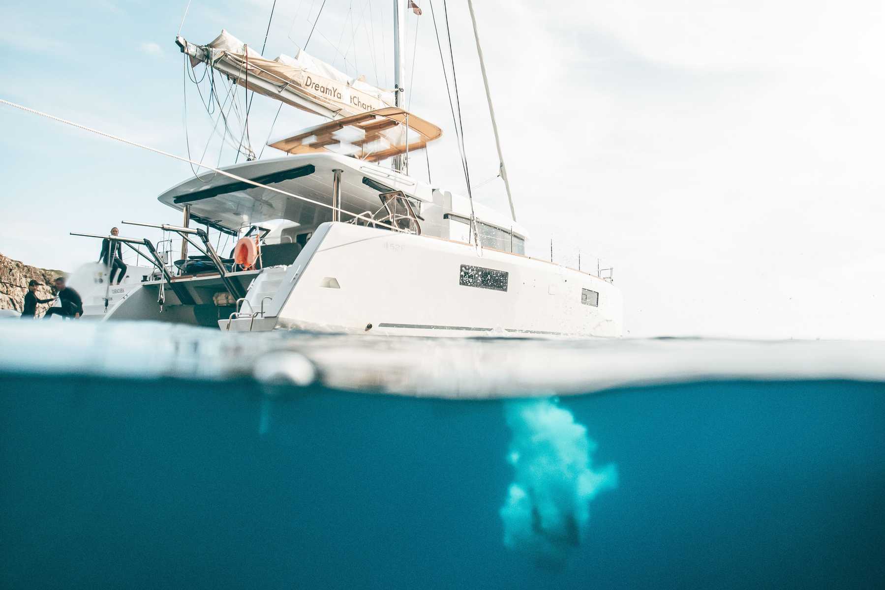 Der Sprung vom Katamaran ins kühlende Wasser