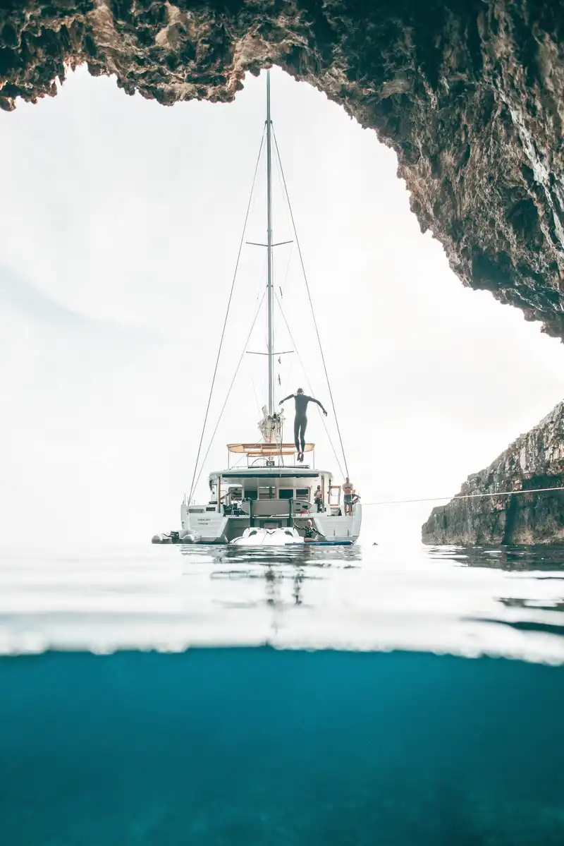 Der Katamaran vor der Küste Kroatiens