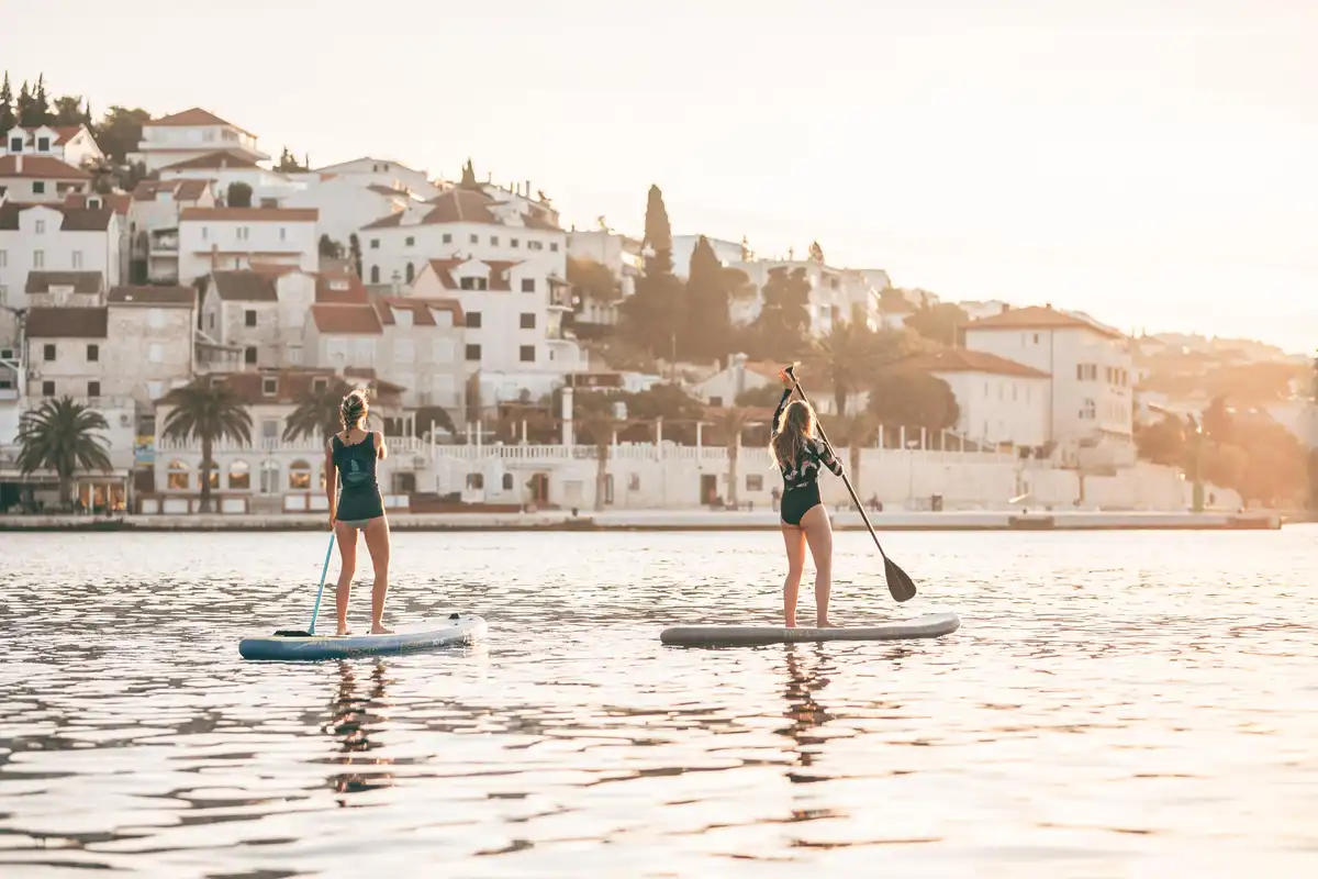 Gemeinsam Sport machen vor einer traumhaften Kulisse