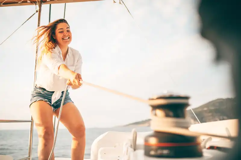 Aktives Mitsegeln bei der Katamaran Segeltour