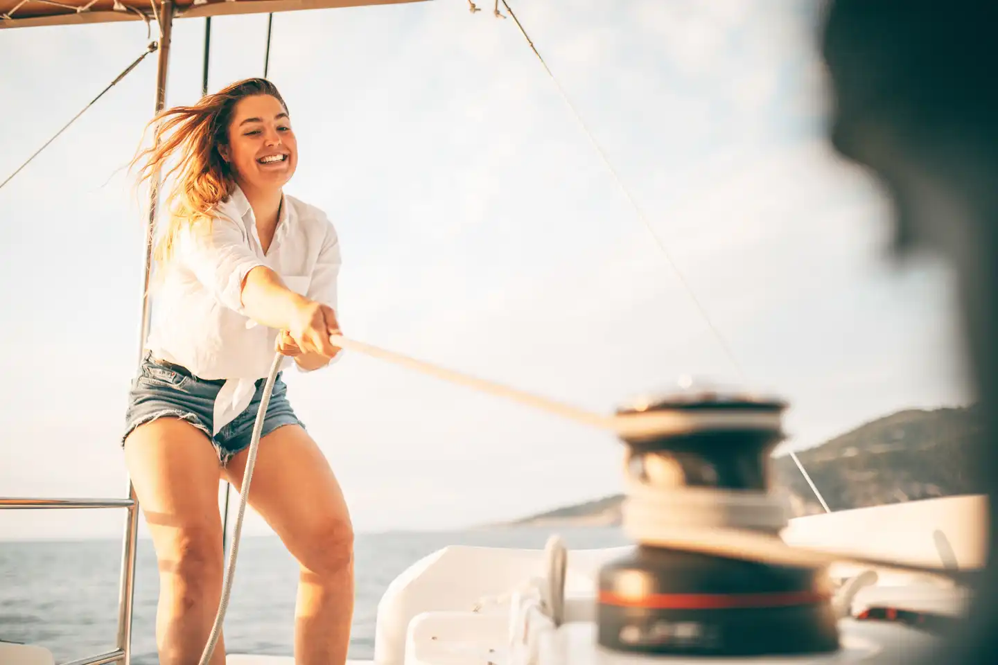 Aktives Mitsegeln bei der Katamaran Segeltour