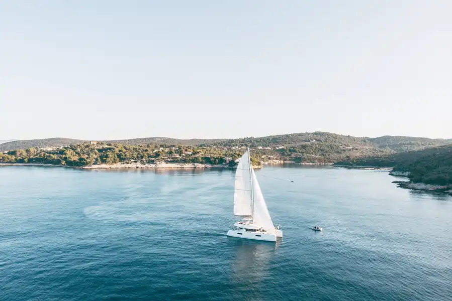 Der luxuriöse Katamaran unter Segeln