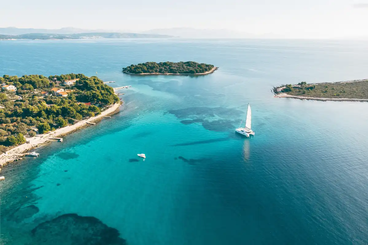 Da Panorama der kroatischen Küstenlandschaft vom Katamaran auf erleben