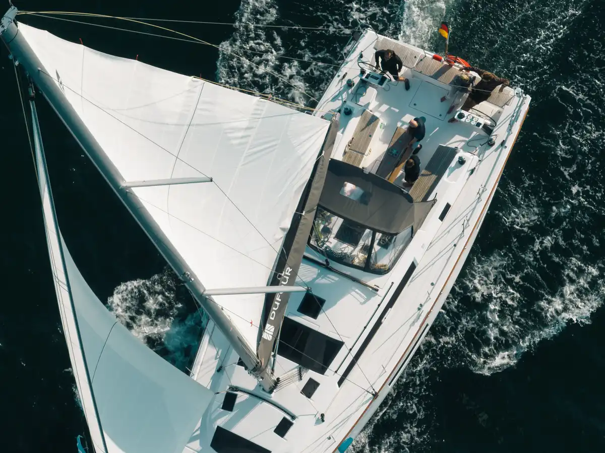 Viel Platz bietet die geräumige Dufour 530 Segelyacht an Deck sowie unter Deck