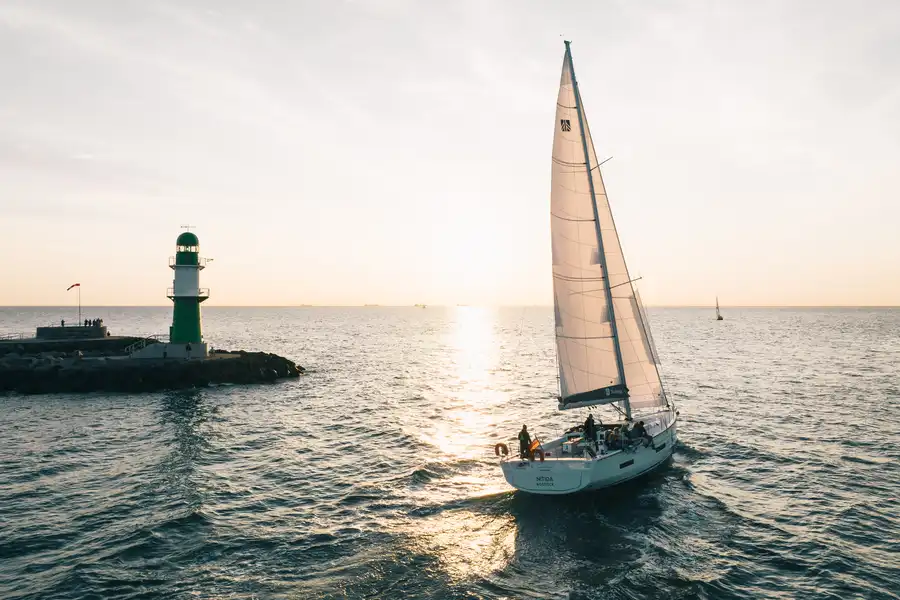 Segeln in den Sonnenuntergang