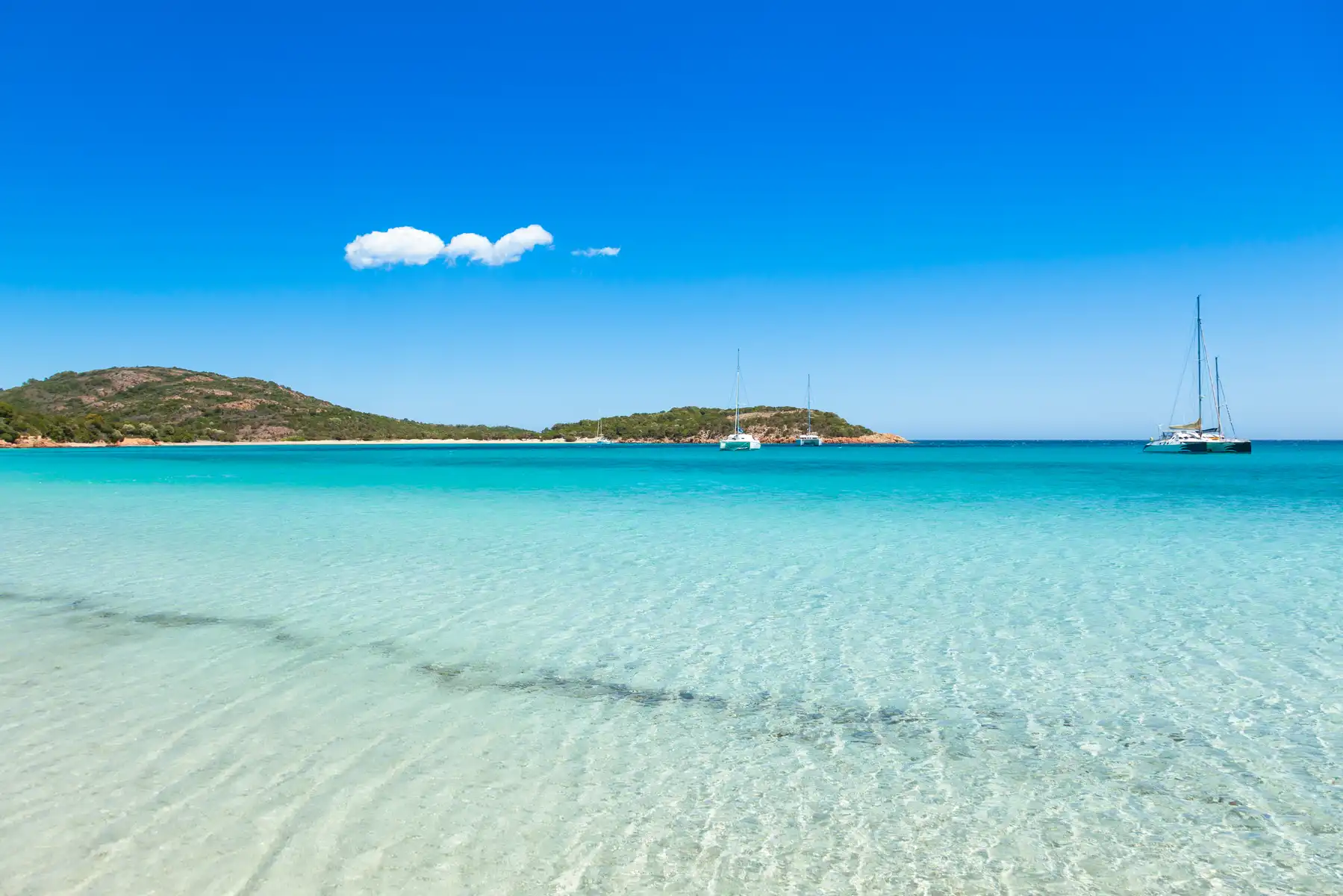 Kristallklares Wasser am Strand von Korsika