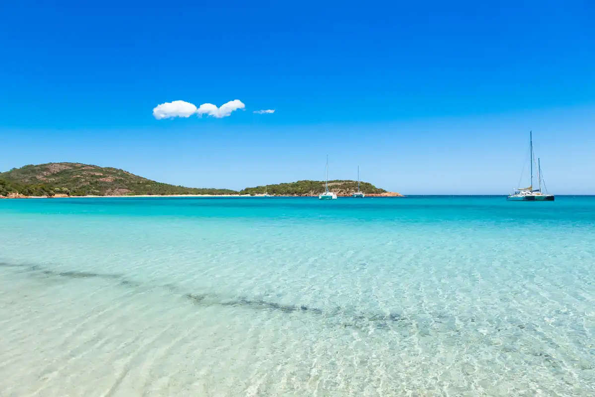 Kristallklares Wasser am Strand von Korsika