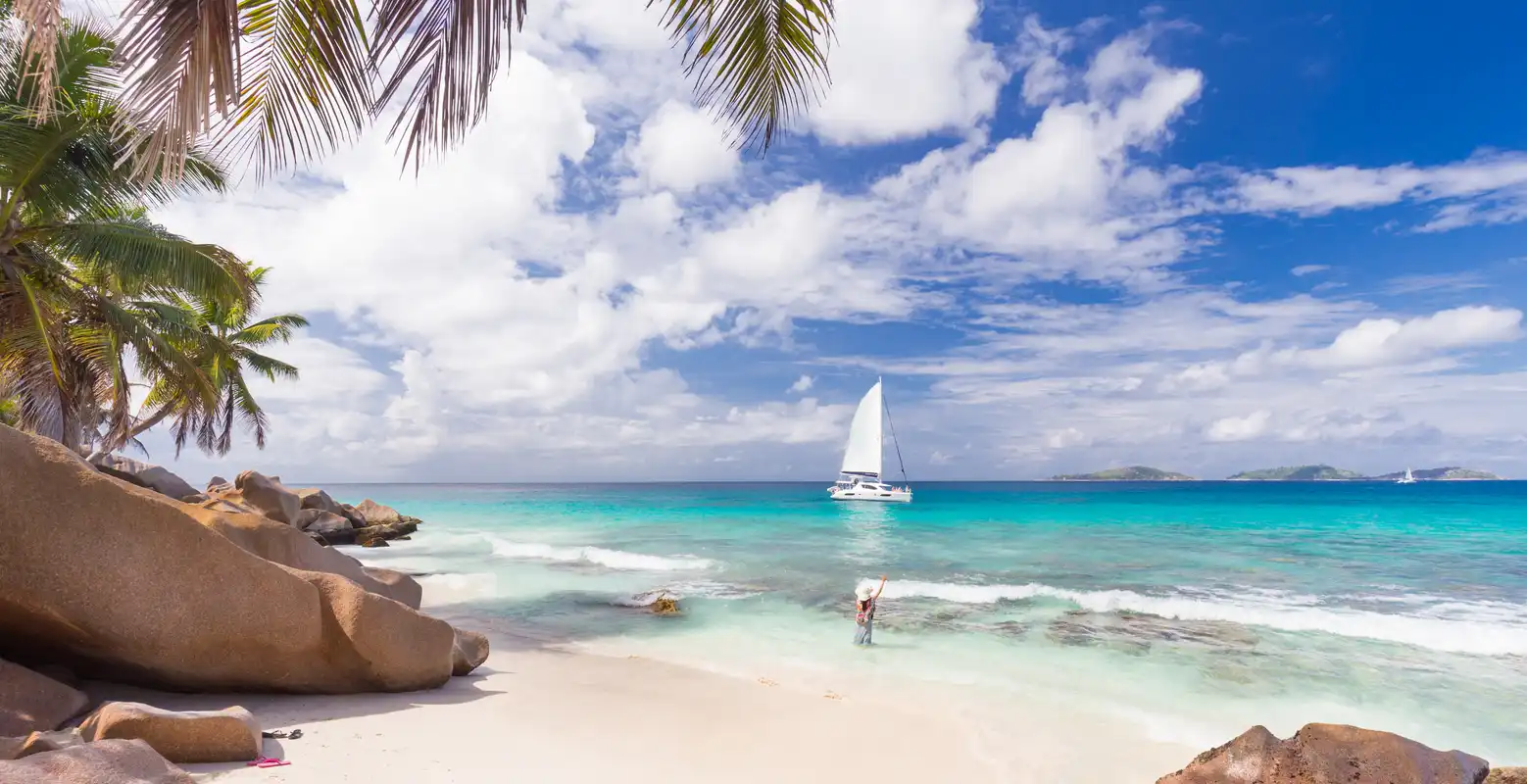 Segeln vor den Granitfelsen der Seychellen