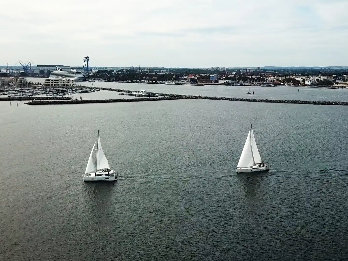 Katamaran und Segelyacht vor Warnemünde