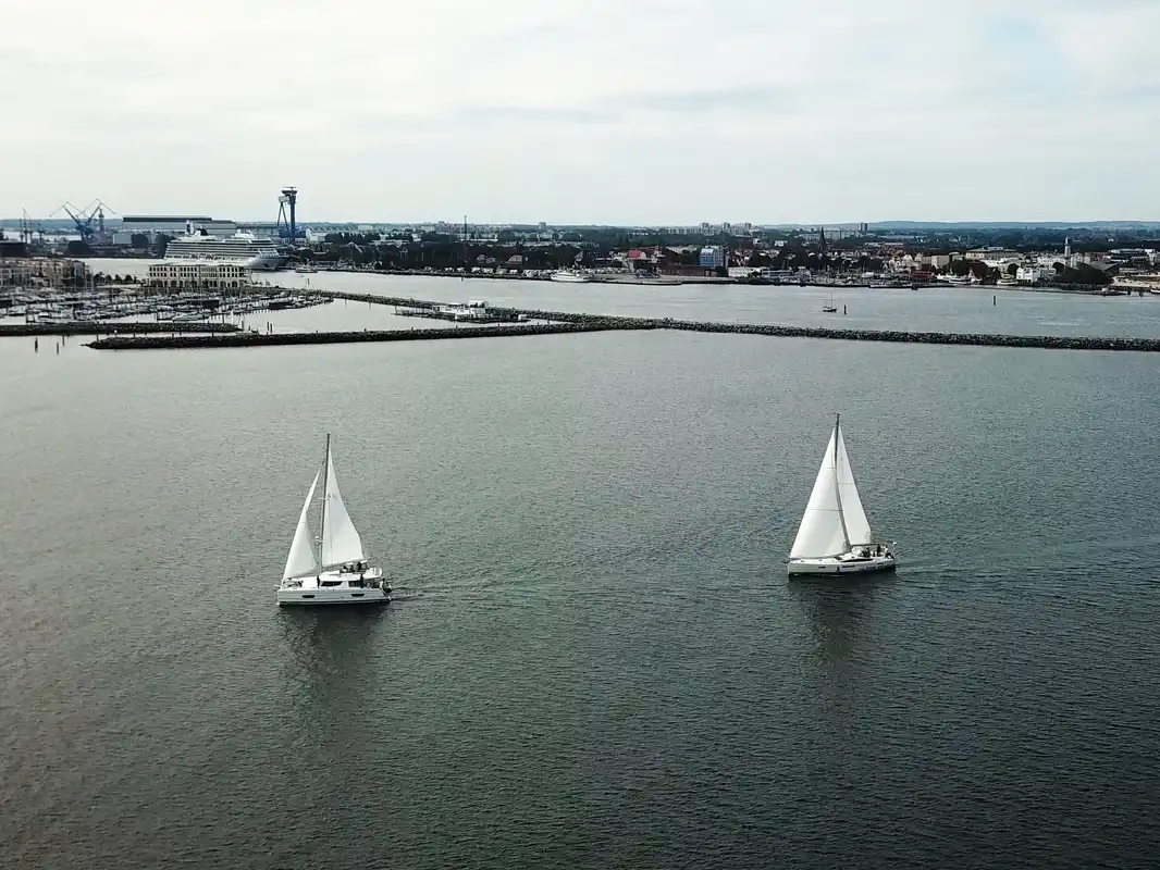 Katamaran und Segelyacht vor Warnemünde
