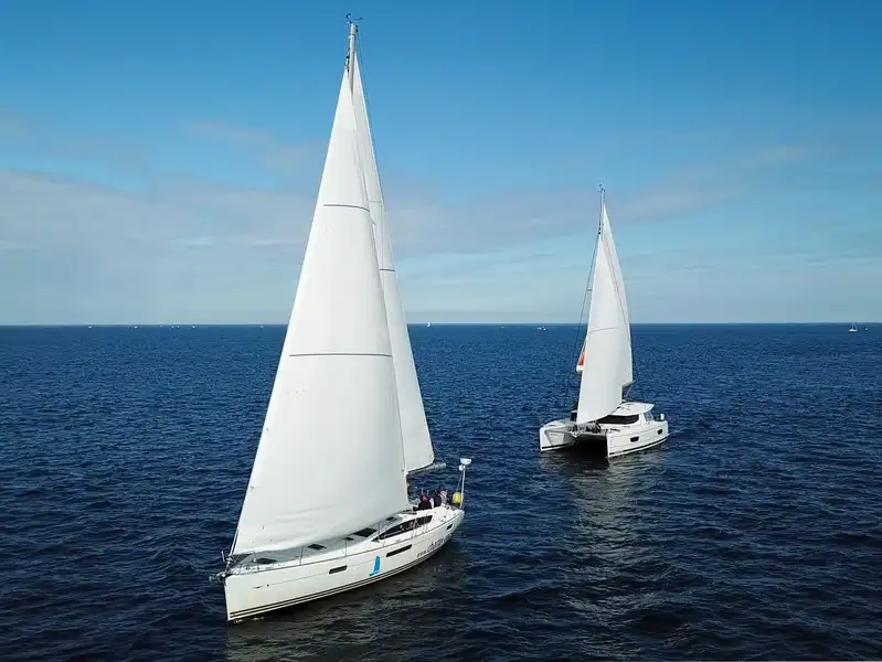 Flottensegeln im Sonnenschein