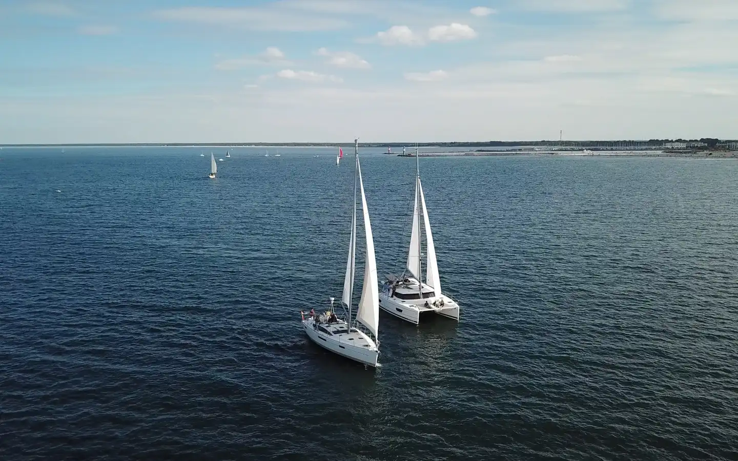 Segelyacht und Katamaran vor Warnemünde