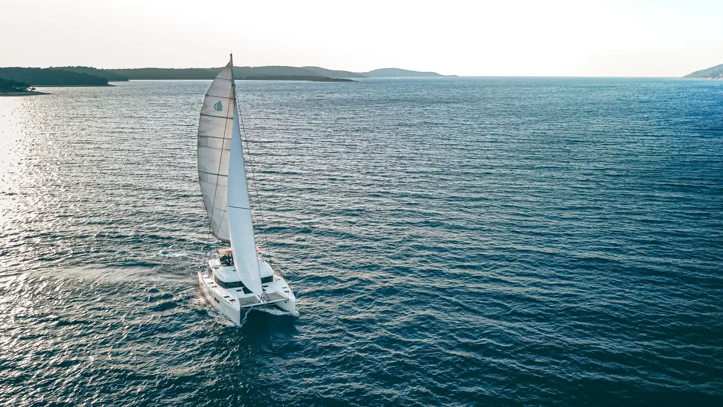 Katamaran unter Segeln