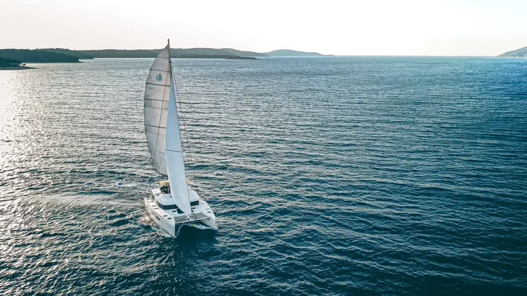 Katamaran unter Segeln