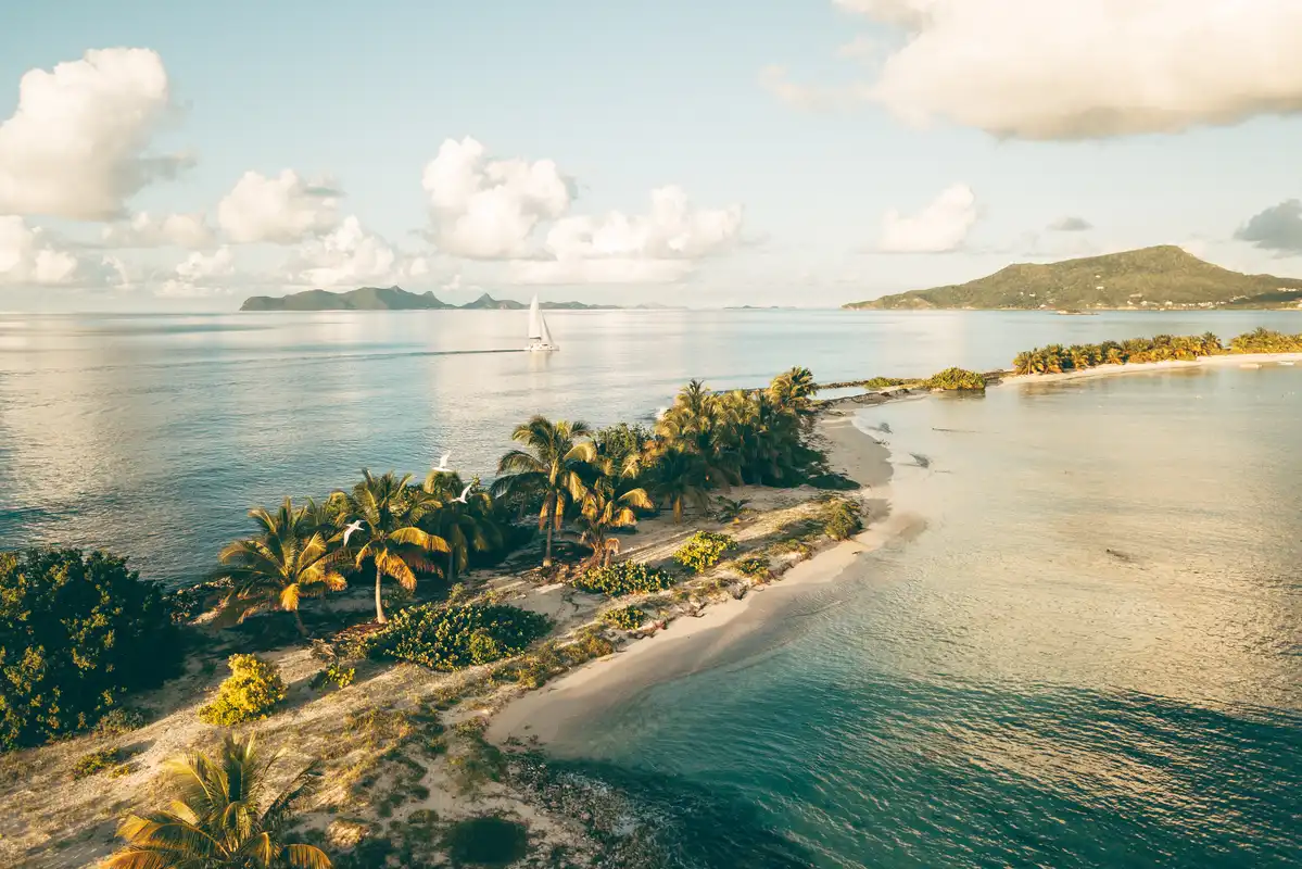 Die schönste Kulisse zum Segeln in der Karibik