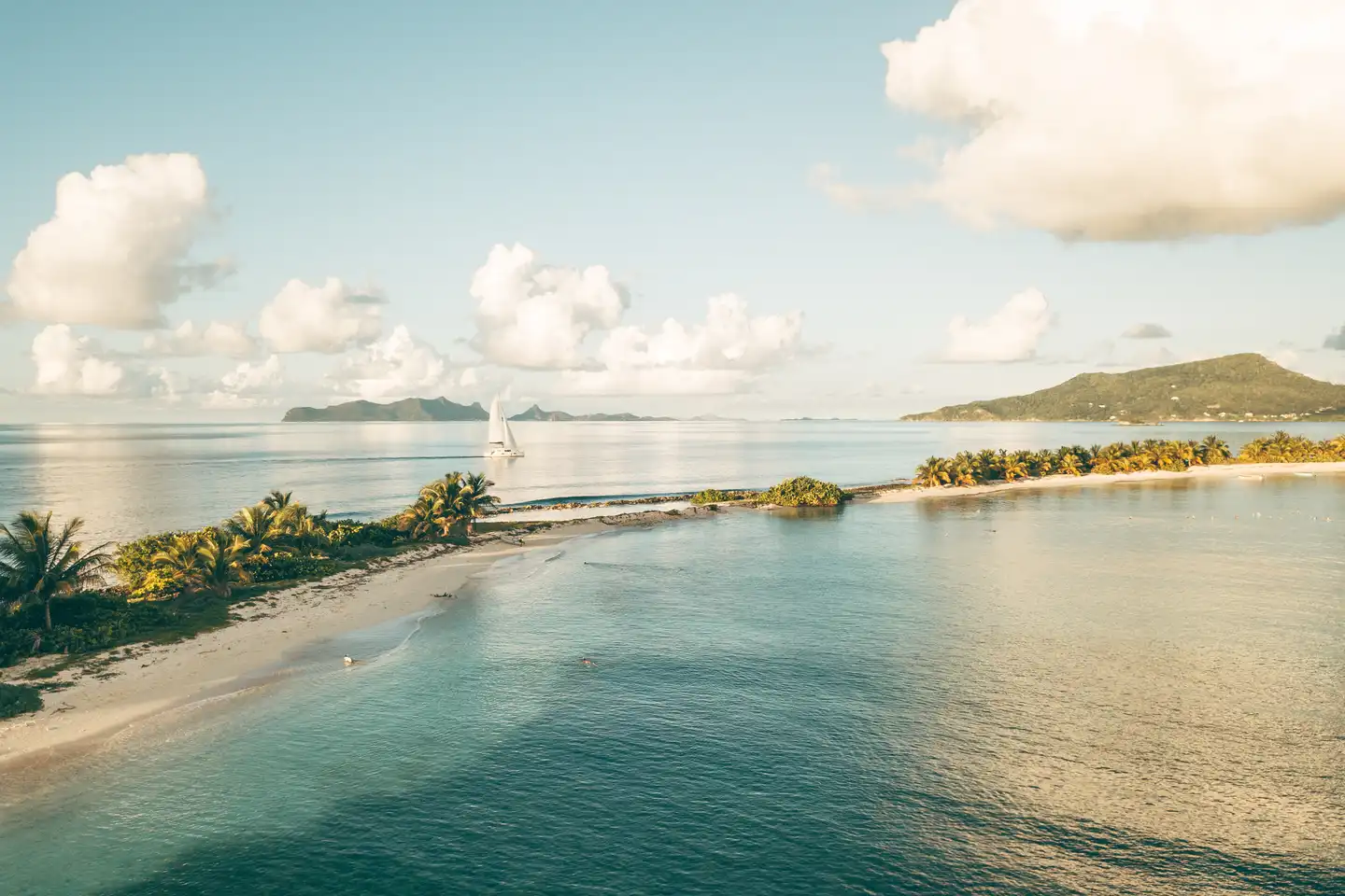 Segeltörn zwischen weißen Sandstränden und grünen Inseln