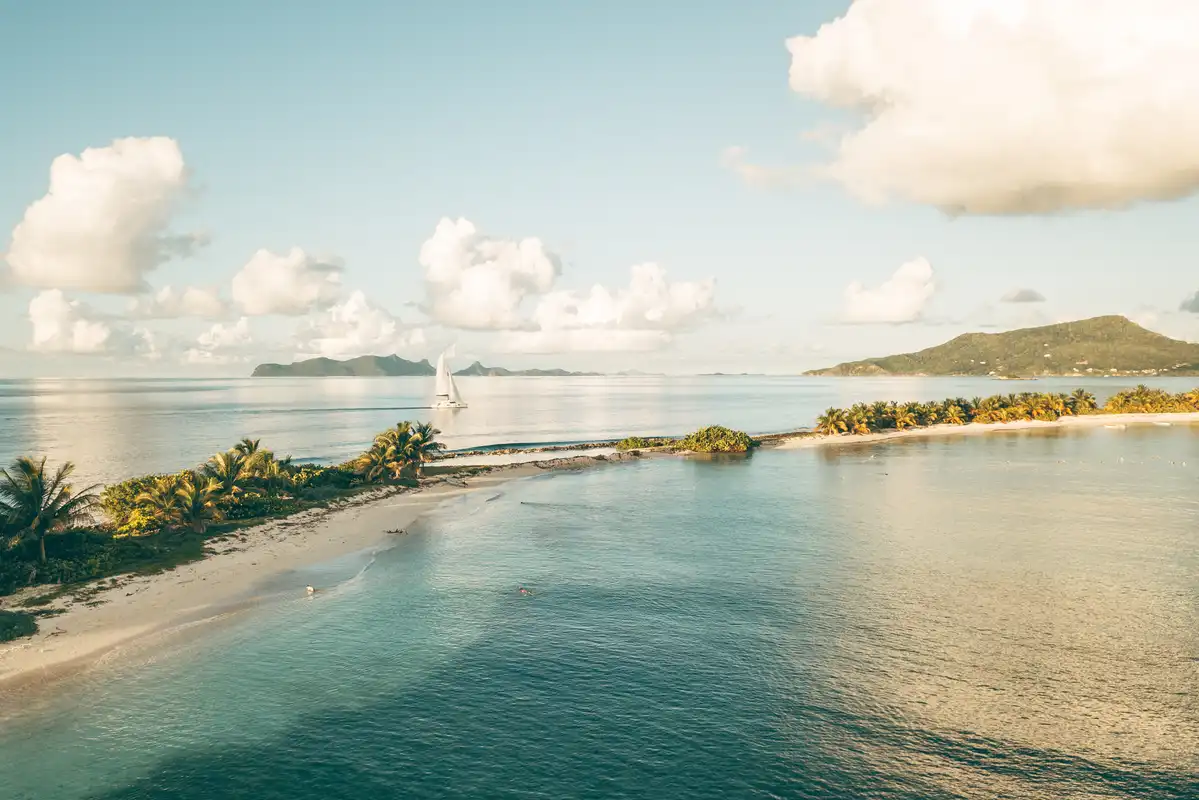 Segeltörn zwischen weißen Sandstränden und grünen Inseln
