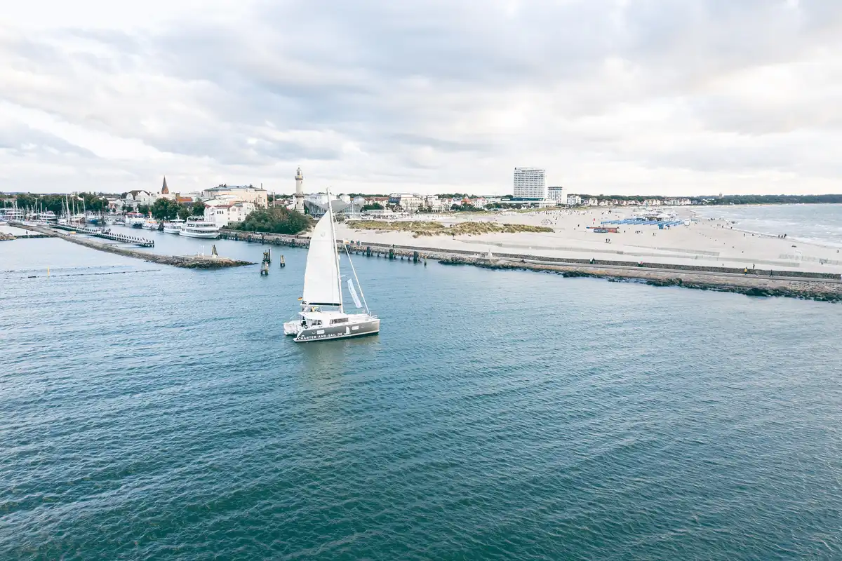 Katamaran vor Warnemünde