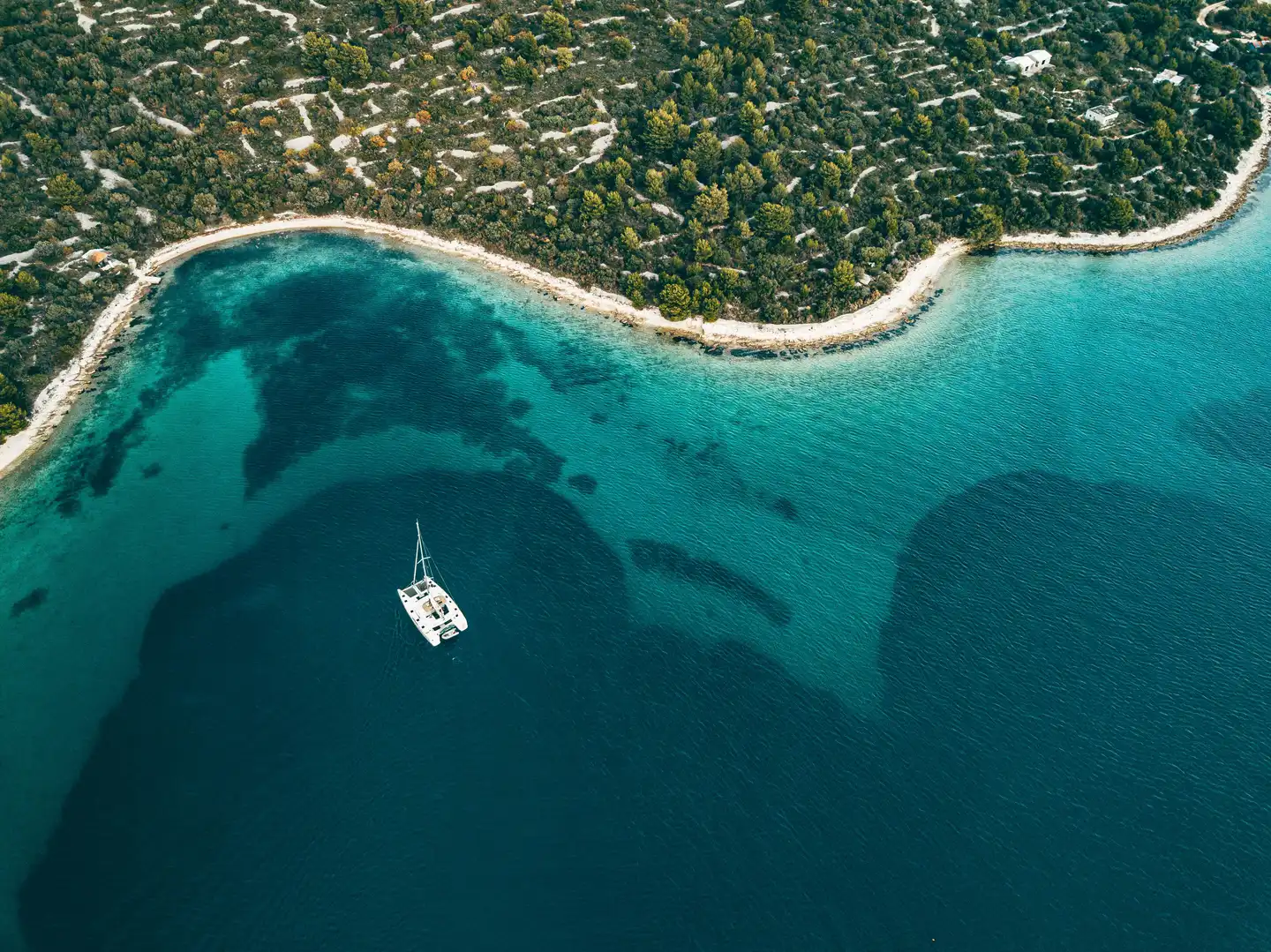 Einsames Ankern mit dem Katamaran bei der Kojencharter Reise