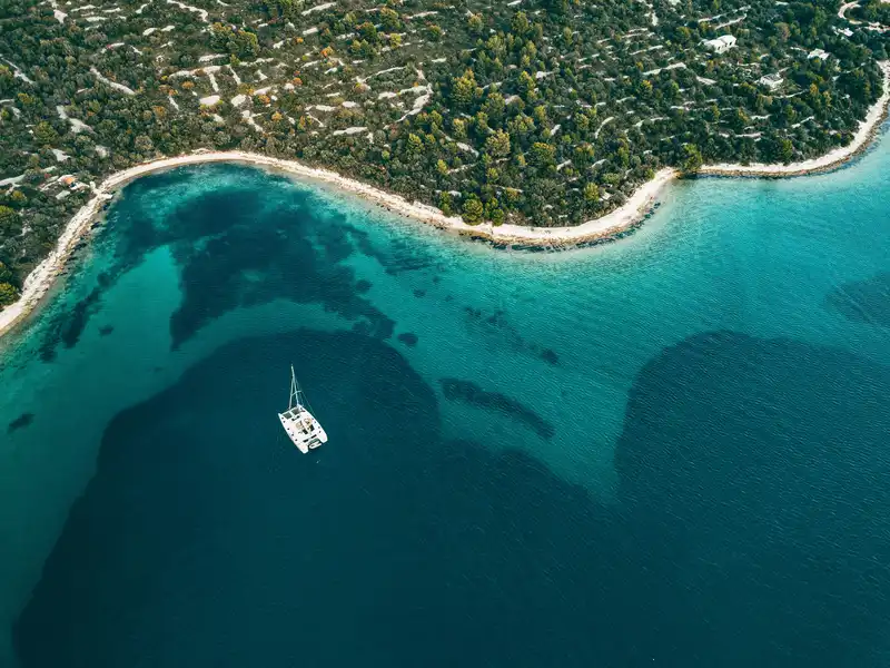 Einsames Ankern mit dem Katamaran bei der Kojencharter Reise