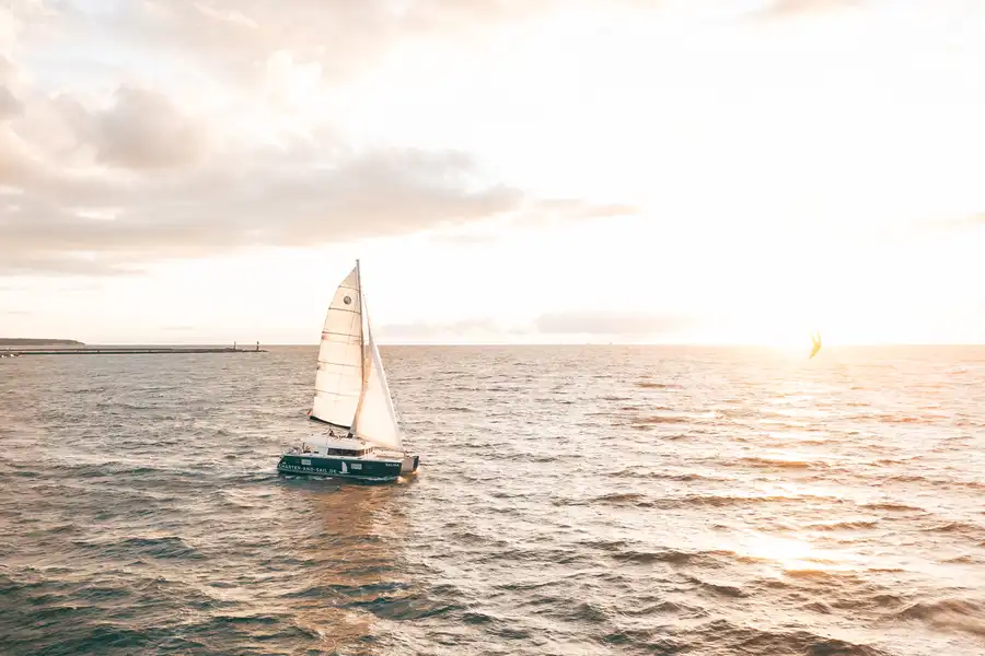 Segeln in den Sonnenuntergang