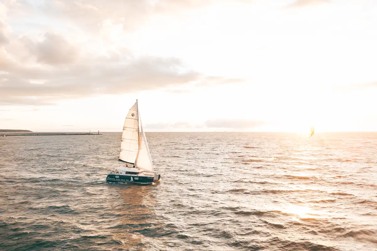 Segeln in den Sonnenuntergang