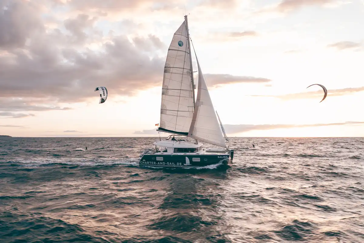 Neben dem Katamaran auf der Ostsee Kiten