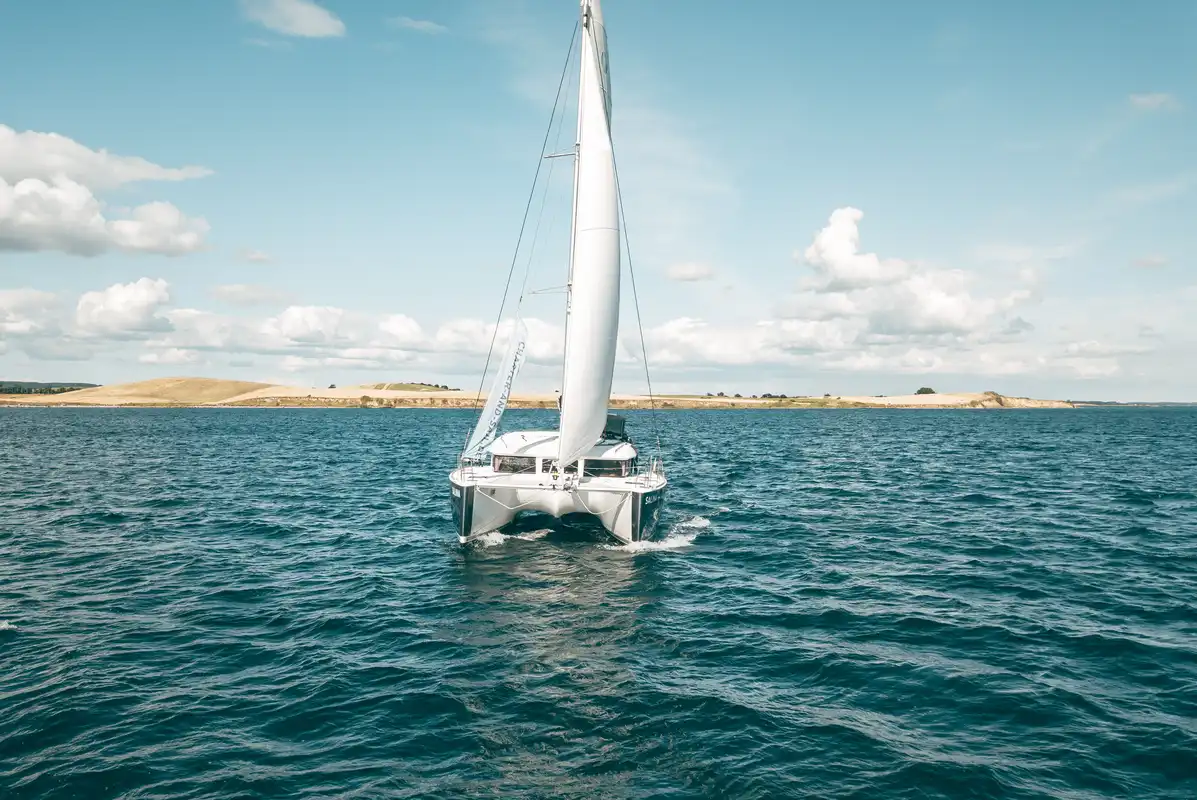Tagestörn an Bord des Katamarans auf der Ostsee