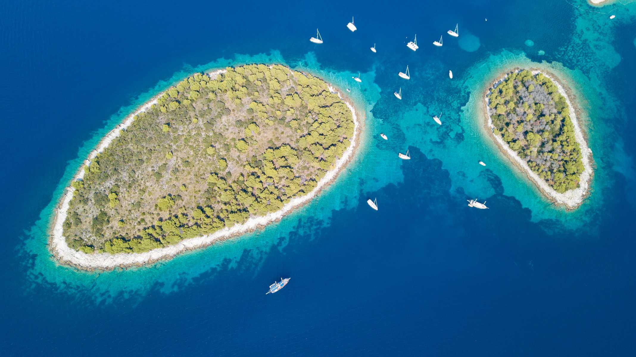 Kleine grüne Inseln im blauen Wasser