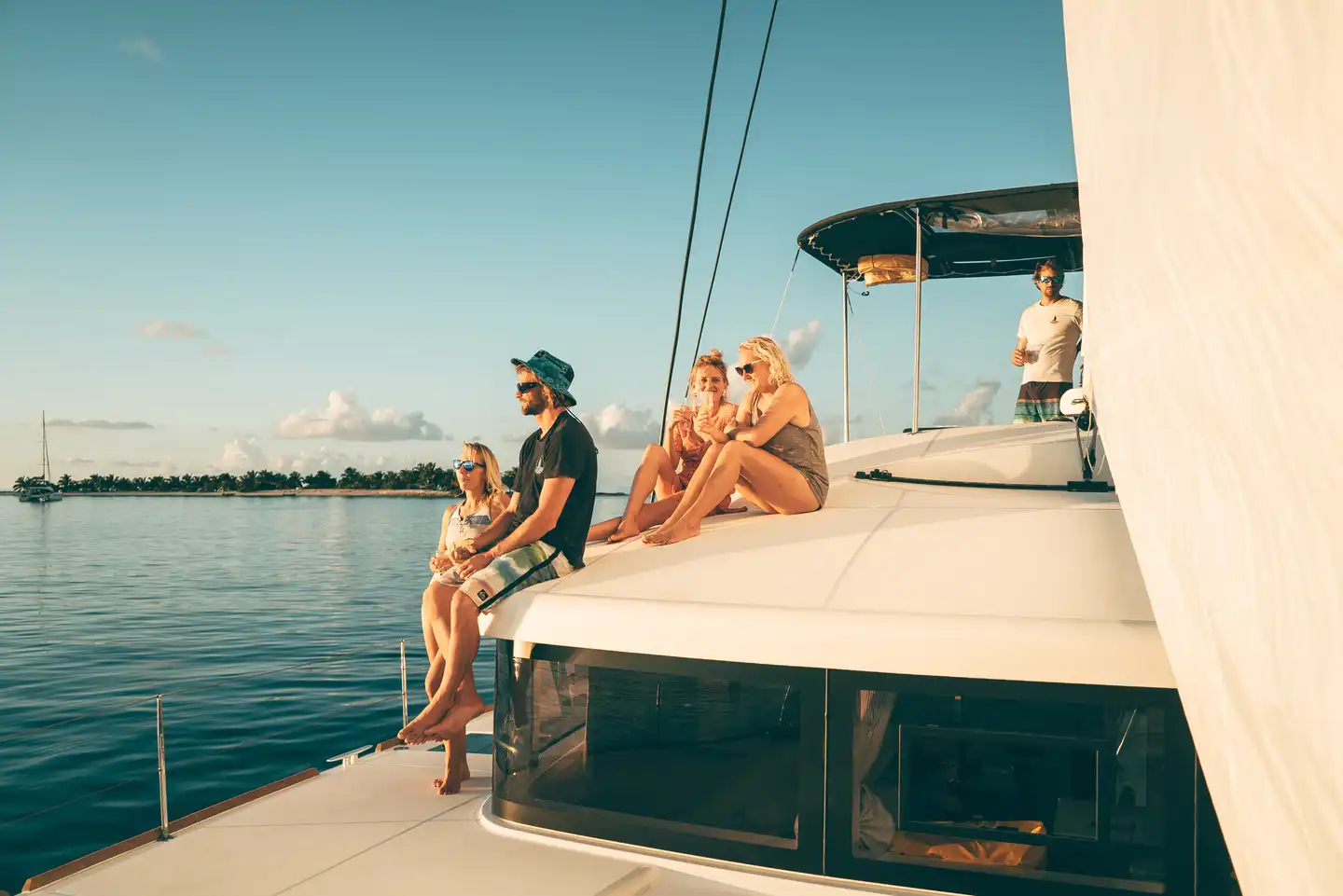 Entspannter Segeltörn in den Sonnenuntergang