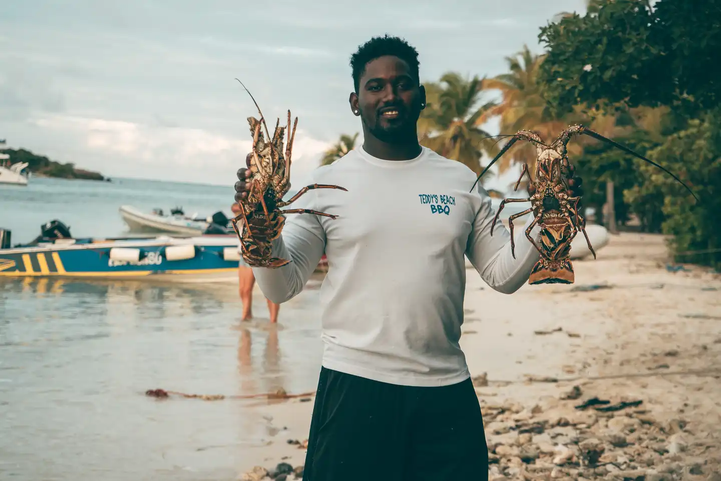 Teddy bringt die frischsten Lobster der Karibik