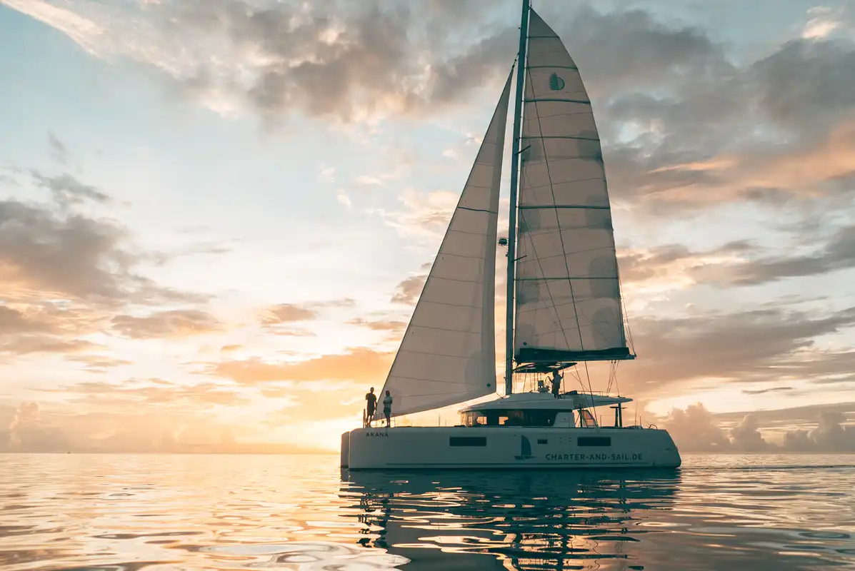 Sonnenuntergang auf dem Katamaran in der Karibik
