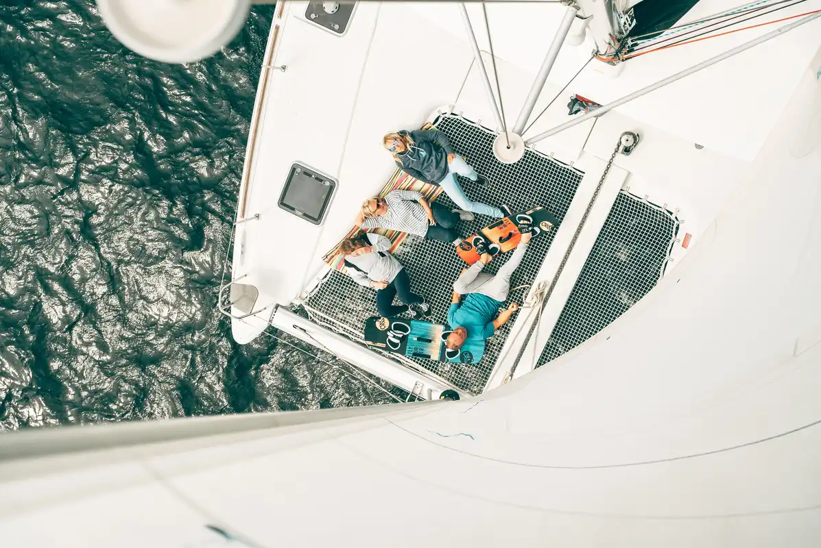 Entspannen auf dem Netz des Katamarans