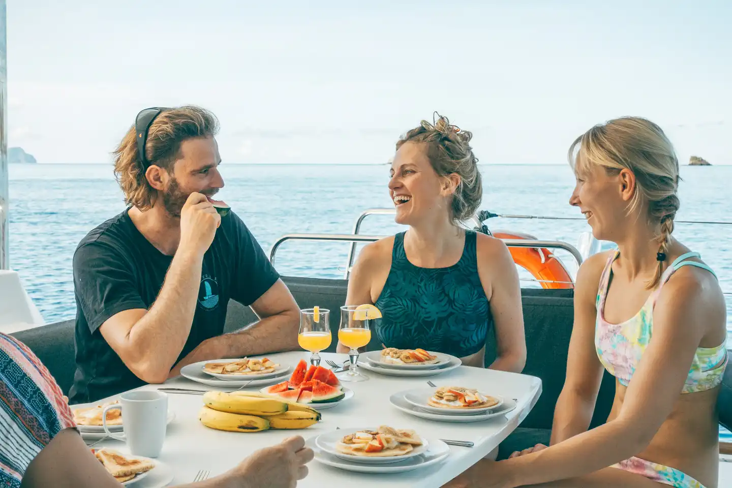 Entspanntes Beisammensein auf dem Segelten