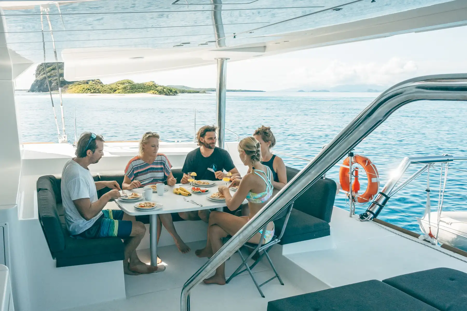 Frühstücken mit Freunden auf dem Katamaran