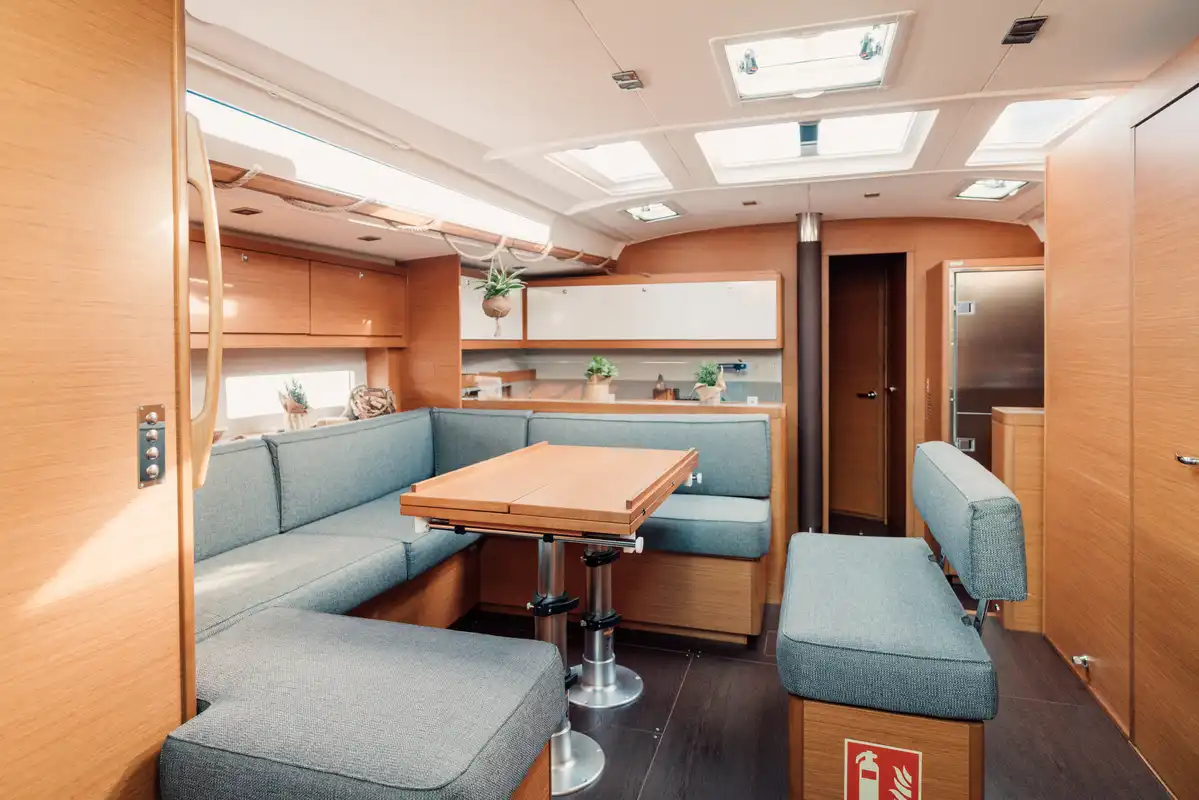 Der geräumige Salon der Segelyacht Dufour 530