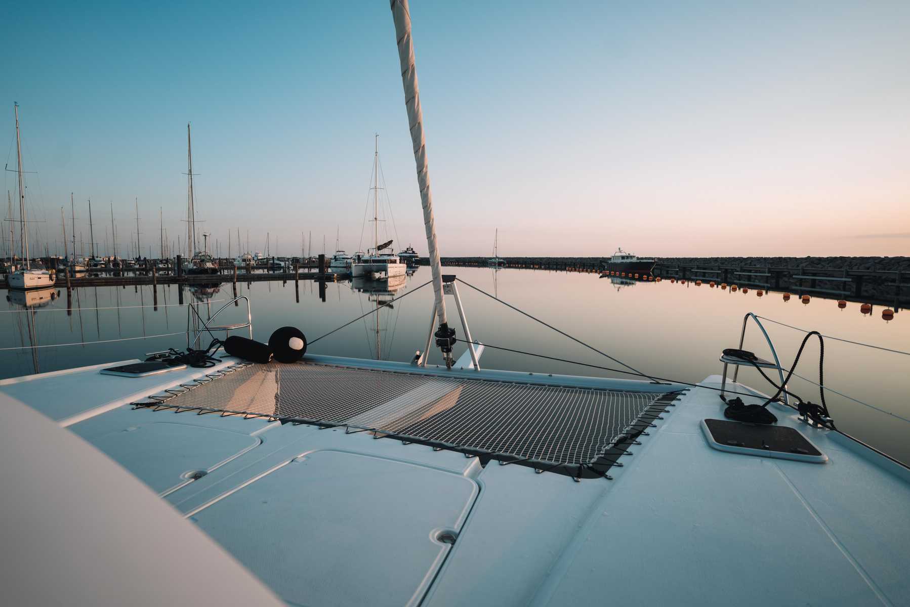 Sonnenaufgangsstimmung auf dem Katamaran