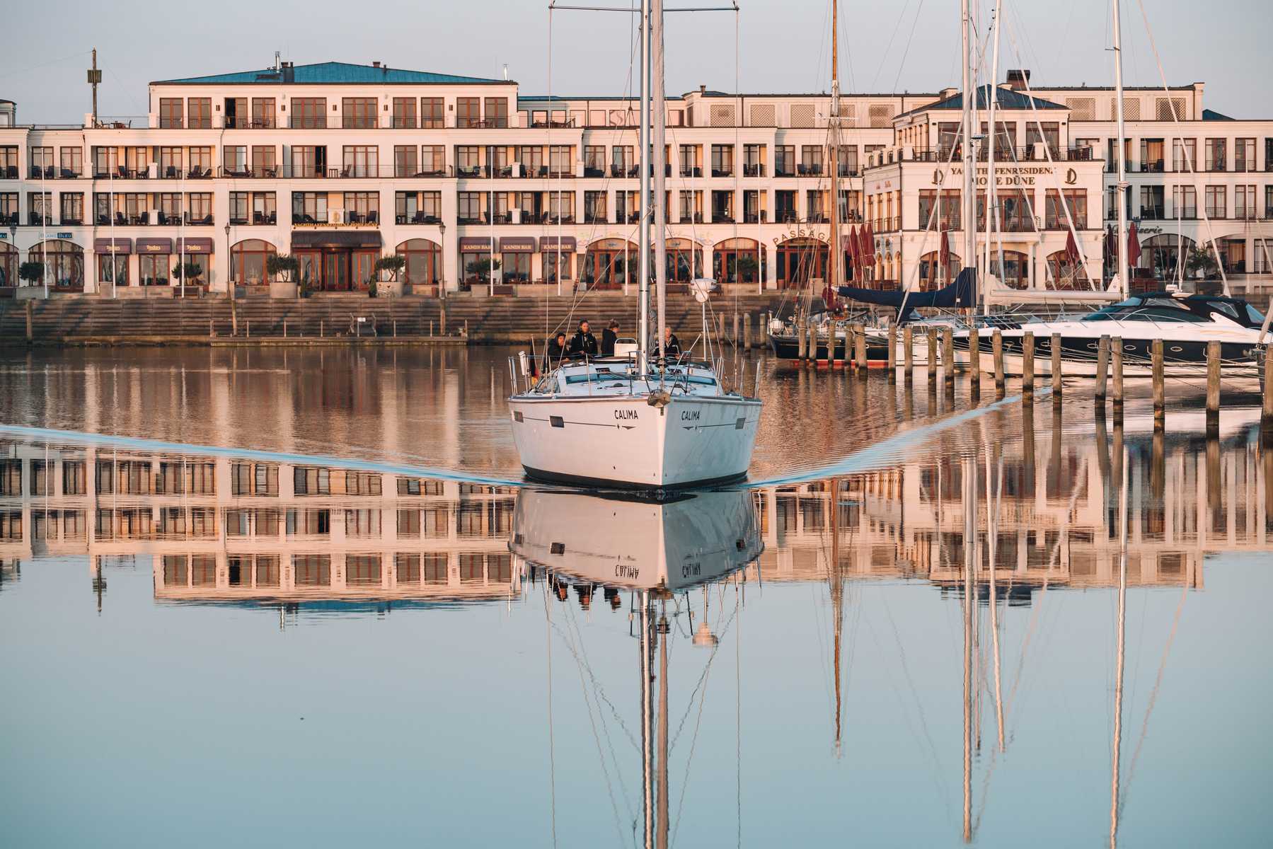 Jeanneau 53 vor der Yachthafenresidenz Hohe Düne