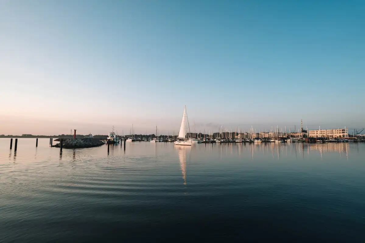 Segeln auf der Ostsee im Sonnenaufgang
