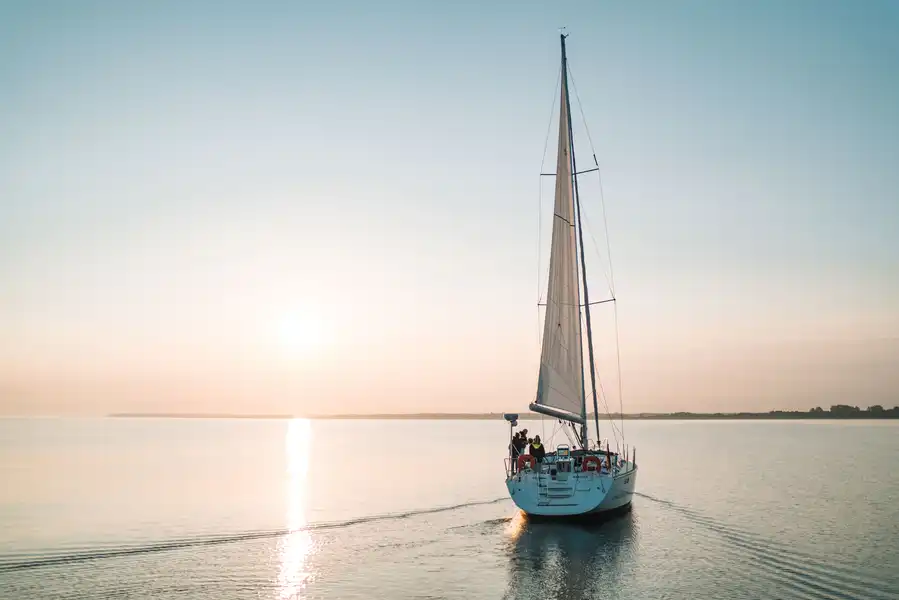 Die Segelyacht im Sonnenaufgang
