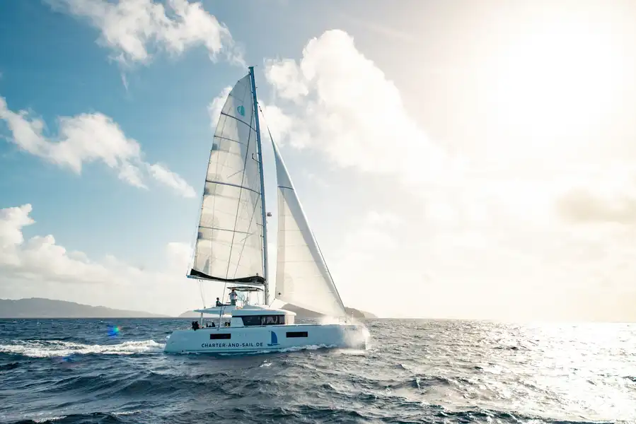 Großer und komfortabler Katamaran für Kojencharter