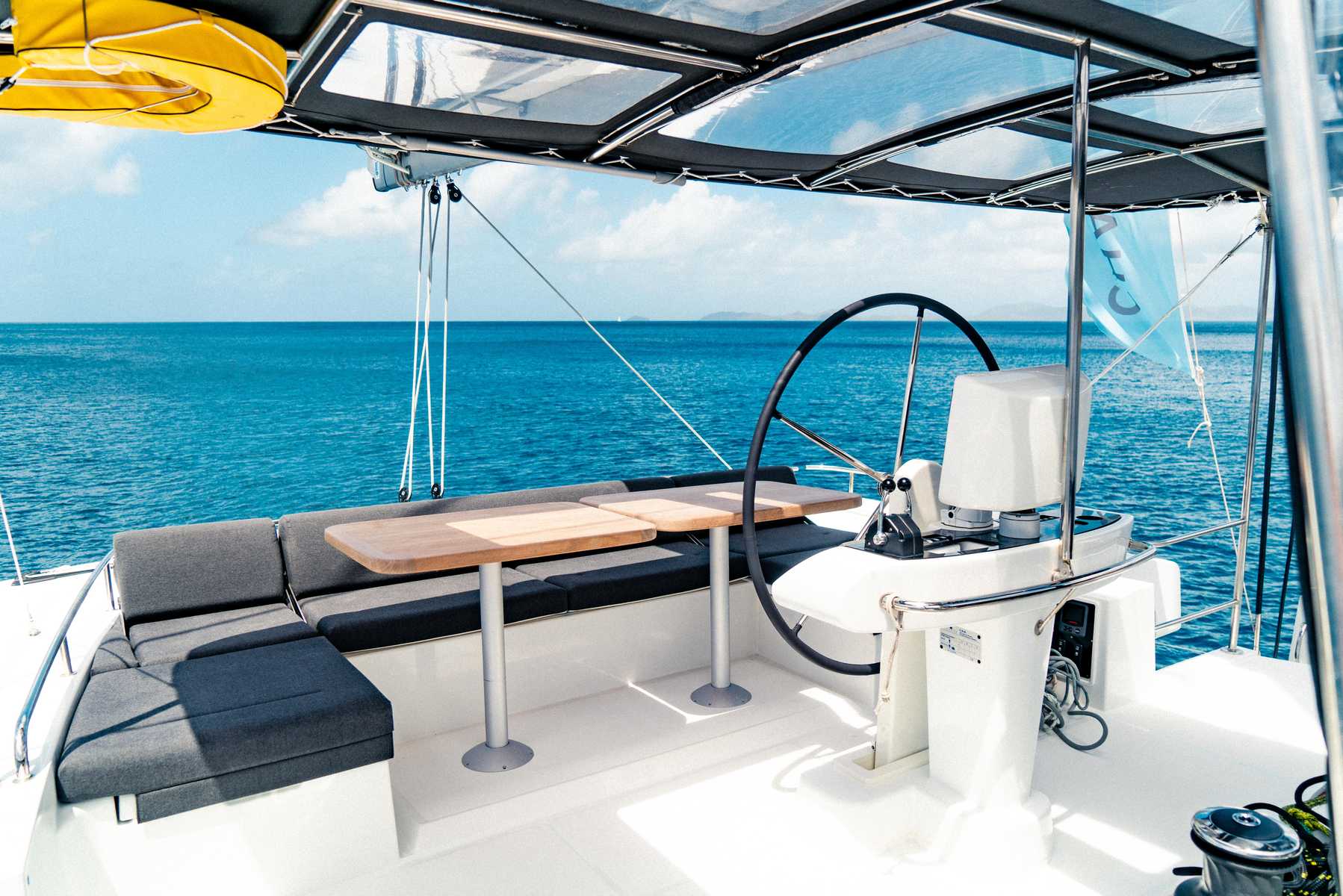 Der große Steuerstand des Kojencharter Katamarans