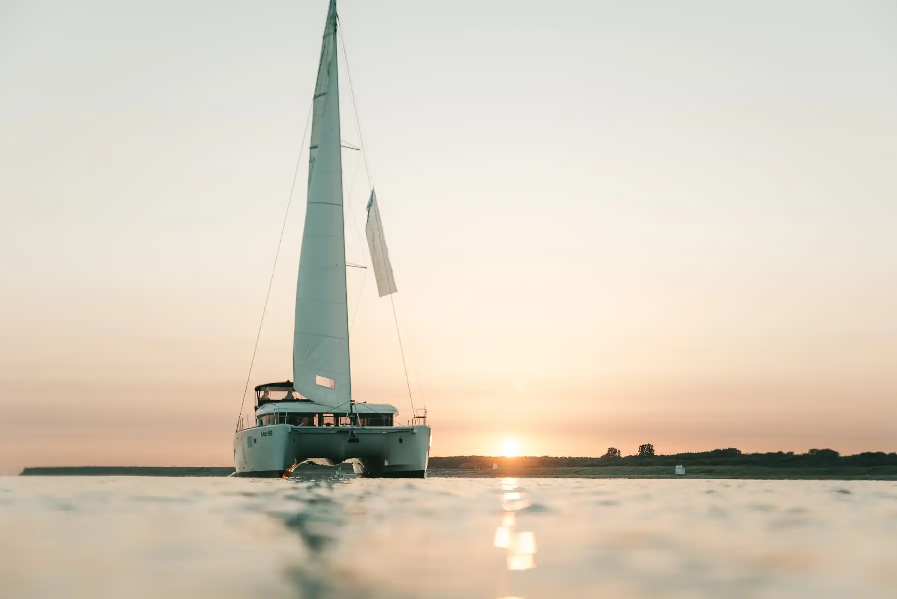 Katamaran von vorne auf der Ostsee