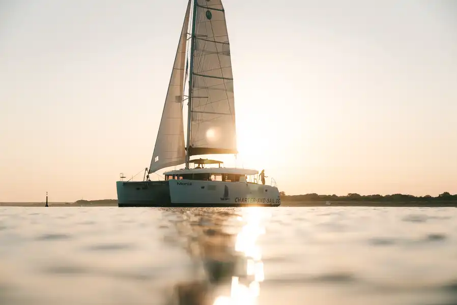 Katamaran im Sonnenlicht